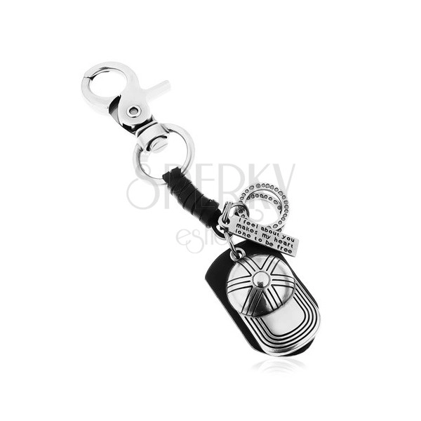 Szürke-fekete kulcstartó patinált felszínnel, műbőr, sildes sapka és tábla
