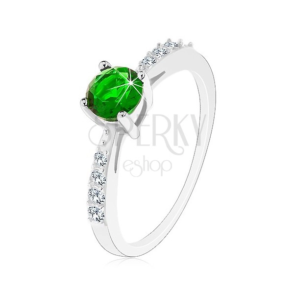 925 ezüst gyűrű, fényes átlátszó cirkóniákkal kirakott szárak, zöld cirkónia