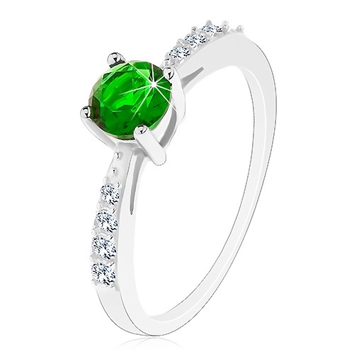 925 ezüst gyűrű, fényes átlátszó cirkóniákkal kirakott szárak, zöld cirkónia - Nagyság: 58