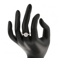 925 ezüst gyűrű, átlátszó kerek cirkónia szegélyben, díszített szárak