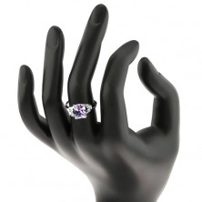 Ezüst színű gyűrű, téglalap alakú lila cirkónia, átlátszó cirkóniák