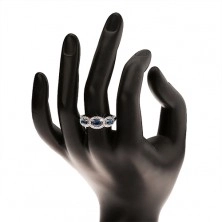925 ezüst gyűrű, három sötétkék ovális cirkónia szegélyekben