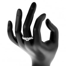 925 ezüst eljegyzési gyűrű, nagyobb kerek cirkónia átlátszó változatban, csillogó szárak