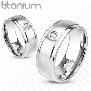 Titánium gyűrű ezüst színben matt felülettel, bemetszésekkel és cirkóniával, 8 mm - Nagyság: 62