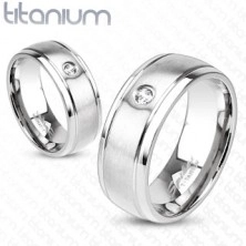 Matt gyűrű titániumból ezüst árnyalatban, vékony rovátkák és átlátszó cirkónia, 6 mm