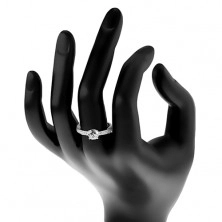 925 ezüst gyűrű, kerek átlátszó cirkónia foglalatban, cirkóniák a szárakon