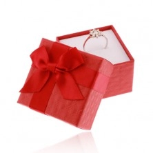 Piros ajándékdoboz gyűrűre, medálra vagy fülbevalóra, fényes masni