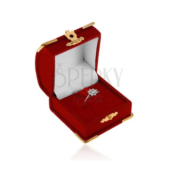 Piros bársony doboz gyűrűre, medálra vagy fülbevalóra, részletek arany színben