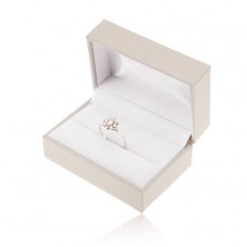 Fehér ajándékdoboz gyűrűre vagy fülbevalóra, vésett felület
