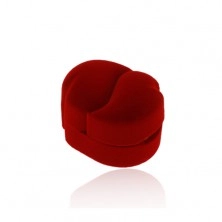 Bársonyos doboz piros színben két gyűrűre vagy fülbevalóra, hajlított cseppek