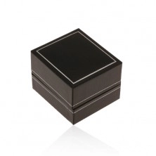 Fekete műbőr doboz gyűrűre, vékony szegély ezüst árnyalatban
