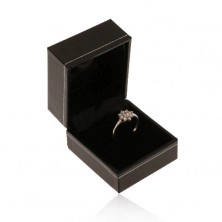 Fekete műbőr doboz gyűrűre, vékony szegély ezüst árnyalatban