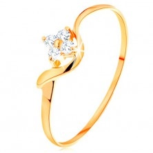 Gyűrű sárga 14K aranyból - virág átlátszó gyémántokból, hullámos szár