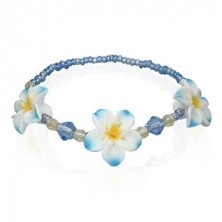 Kék színű fimo karkötő gyöngyökből és virágokból