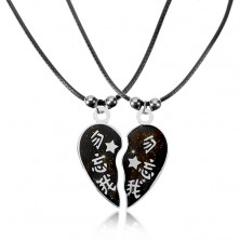 Két nyaklánc párnak kínai jelekkel, osztott szív