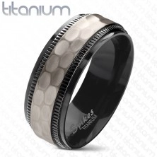 Titánium gyűrű, fekete bemetszett szélek, csiszolt matt középső sáv, 8 mm
