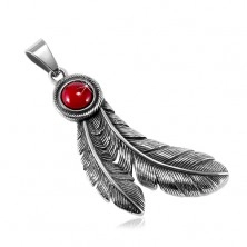 Patinás acél medál, kerek, piros kő és indián tollak