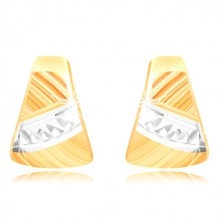 585 arany fülbevaló - lekerekített háromszög, ferde barázdák, fehér arany sáv