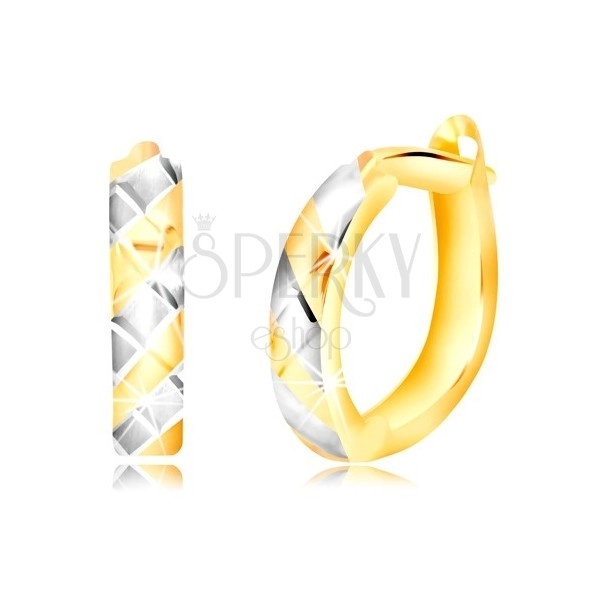 14K arany karika fülbevaló ferde sárga-fehér sávokkal és vágatokkal
