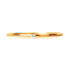 Gyűrű 9K sárga aranyból - apró, átlátszó cirkónia, finom bordázott szárak