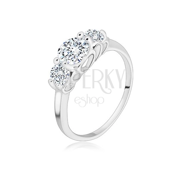 925 ezüst gyűrű - három kerek csillogó cirkónia, szív alakú rések