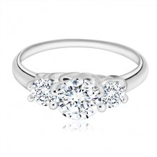925 ezüst gyűrű - három kerek csillogó cirkónia, szív alakú rések