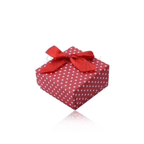Piros ajándékdoboz gyűrűre vagy fülbevalóra, fehér pontokkal és masnival díszítve