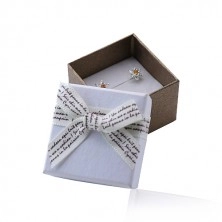 Fehér-barna ajándékdoboz gyűrűre vagy fülbevalóra - barna írásos krém masnival