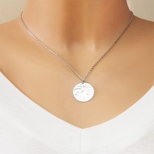 Ródiumozott 925 ezüst nyaklánc - fényes kör "Mom" felirattal szív körvonalban