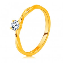Eljegyzési gyűrű 14K sárga aranyból – csiszolt átlátszó cirkónia a gyűrűbe helyezve