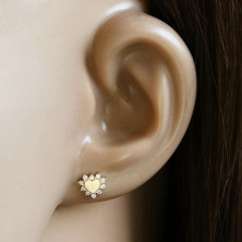 14K arany fülbevaló - kis szív virágszirmokkal szegélyezve, átlátszó cirkóniákkal kirakva