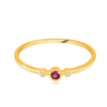 Gyűrű 14K sárga aranyból – piros rubin foglalatban, kerek cirkóniák, pontok