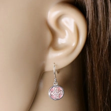 Függő fülbevaló 925 ezüstből – sima gyűrű, kelta minta rózsaszín háttéren