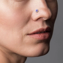 Egyenes orr piercing 316L acélból - opálos tükröződésű kő, cirkónia szegéllyel