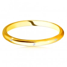 14K sárga arany briliáns szalag gyűrű - három kerek áttetsző gyémánttal díszítve, sima felülettel