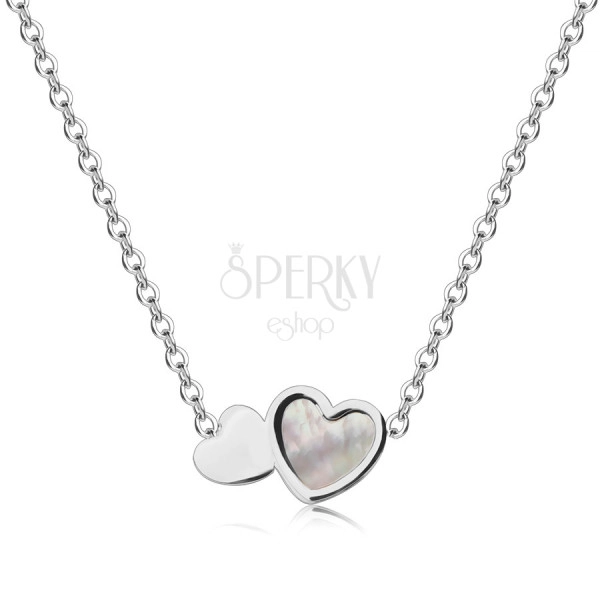 Nyaklánc ezüst színű acélból, ovális gyűrűk, két lapos szív, gyöngyház, szivárványos fényvisszaverődés
