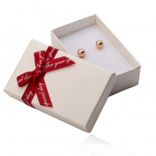 Bézs színű, téglalap alakú doboz fülbevalókhoz és gyűrűkhöz, piros masni, felirattal