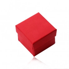Piros négyzet alakú doboz fülbevalókhoz vagy gyűrűkhöz, matt barázdált felülettel