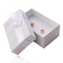 Téglalap alakú doboz gyűrűhöz, medálhoz és fülbevalókhoz, gyöngy fehér felület, masnival