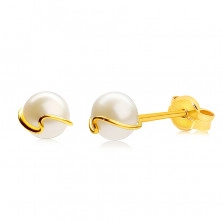 Arany 375 fülbevaló - tenyésztett fehér gyöngy, vékony hullámvonal, stekker zár