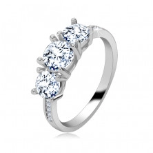 925 ezüst gyűrű- három csillogó tiszta cirkóniával, keskeny, csillogó vállak cirkóniákkal díszítve.
