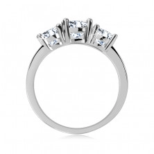 925 ezüst gyűrű- három csillogó tiszta cirkóniával, keskeny, csillogó vállak cirkóniákkal díszítve.