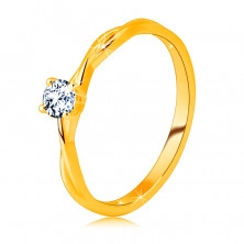 Eljegyzési gyűrű 9K sárga aranyból – csiszolt átlátszó cirkónia a gyűrűbe helyezve