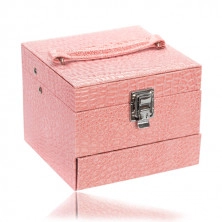 Bőrönd ékszerdoboz rózsaszín színben, ezüst árnyalatú fém részletekkel, két, külön használható részből áll