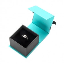 Ajándékdoboz gyémánt ékszerekhez - türkizkék dizájn logóval és fekete masnival, négyzet alakú