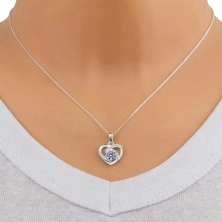 925 ezüst nyaklánc - szív körvonal cirkóniákkal, jellegzetesebb cirkónia a közepén