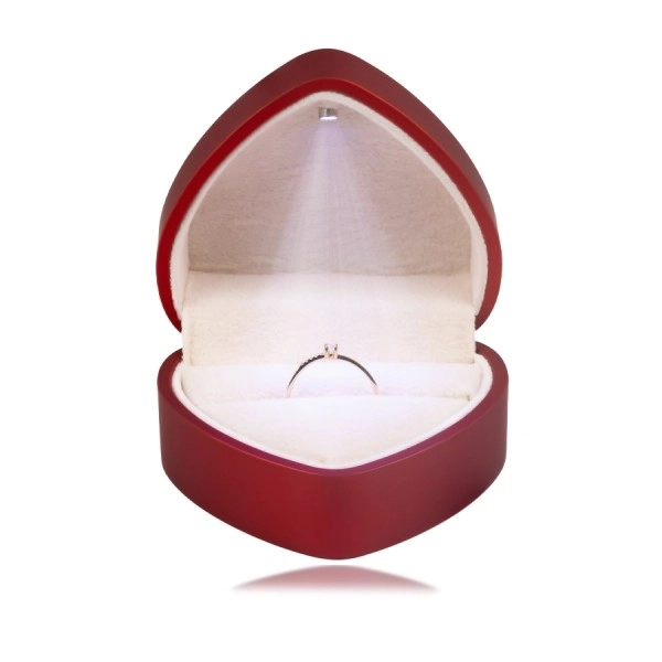 LED-es díszdoboz gyűrűhöz - szív, matt piros színben, bézs párnával