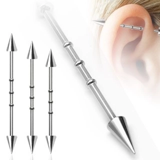 Piercing a fülbe - három karika, két kúp alakú végződés - A piercing hossza: 32 mm
