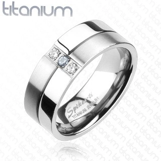 Titánium gyűrű - fényes és matt sáv,  három cirkónia - Nagyság: 70