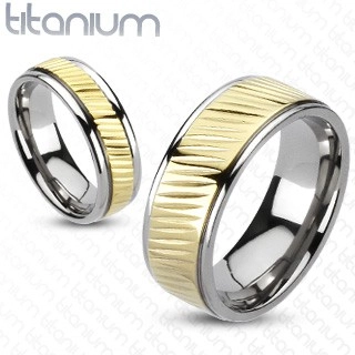 Karikagyűrű titániumból - arany színű sáv átlós bemarásokkal - Nagyság: 51